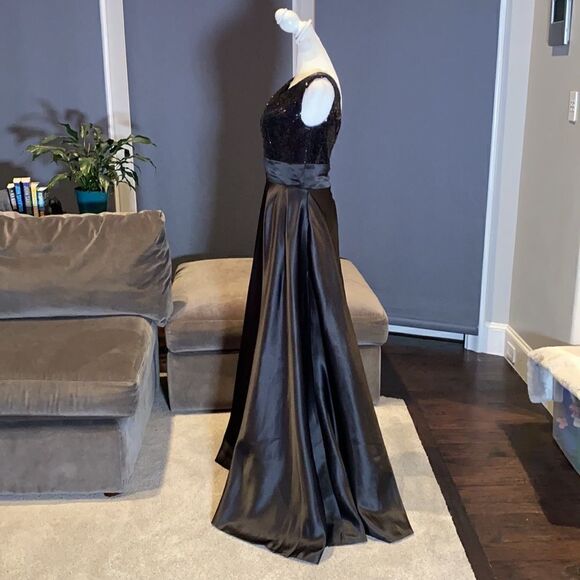 Women’s Black Full Length Sequined Bodice V-Neck Party Prom Dress Size 2 NWOT - Picture 3 of 11